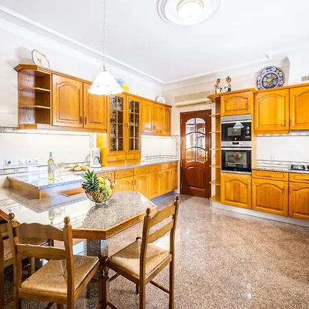 빌라 Villa In Albufeira With Heated Pool *
