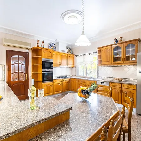 빌라 Villa In Albufeira With Heated Pool